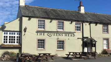 The Queens Head Inn outside