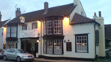 The Queens Head outside