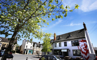 The Red Lion outside