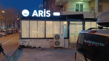 Aris Cafe' outside