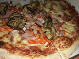 La Pizza Pazza food
