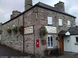 The Three Horseshoes outside