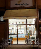 Amandola Gelateria outside