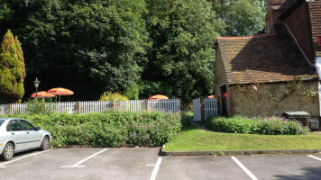 The Queens Head outside