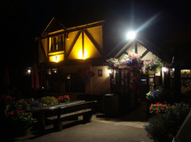 Ye Olde Red Lion outside