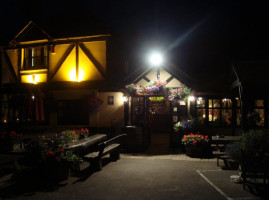 Ye Olde Red Lion outside