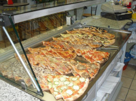 L' Angolo Della Pizza food
