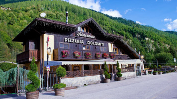 Pizzeria Dolomiti outside