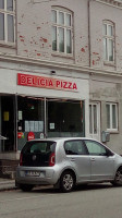 Delicia Pizza outside