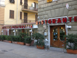 Pizzeria Piedigrotta outside