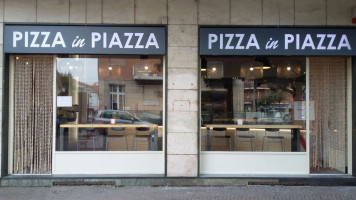 Pizza In Piazza outside