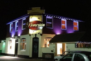 The Riverside Tavern outside