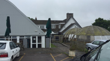 The Three Horseshoes outside