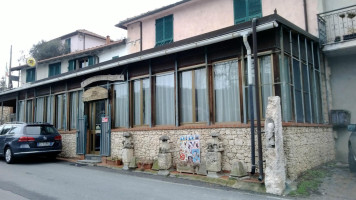 Trattoria Dei Funghi A Vezzi Portio outside