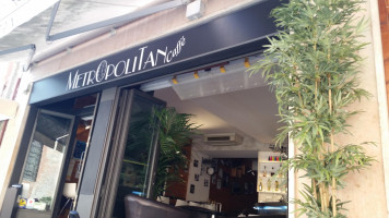 Metropolitan Cafe' outside