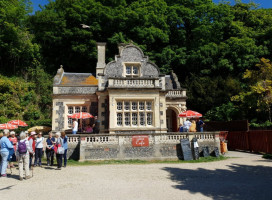 Swan Bourne Lake Tea Rooms outside