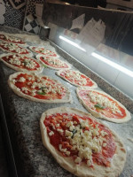 Gianni Pizza food