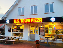 Us Town Pizza outside