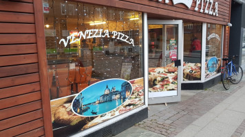 Venezia Pizza outside