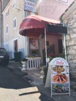 Grill Pizzeria Stella outside