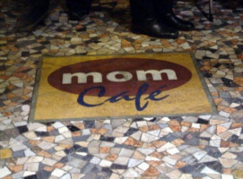 Mom Cafè outside