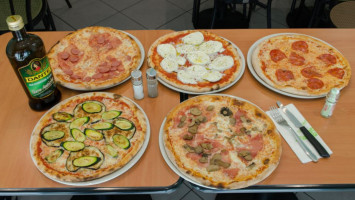 La Pizza Pulcinella food