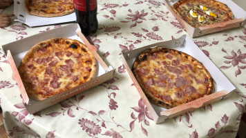 La Pizzarella food