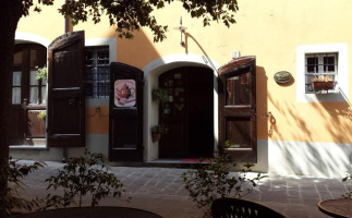 Circolo Enogastronomico Queens' outside