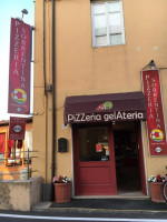 Pizzeria Sorrentina outside