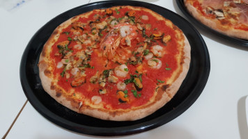 A Tutta Pizza food