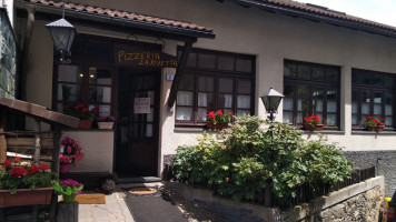 Pizzeria La Tana Della Volpe outside
