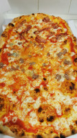 A Tutta Pizza food