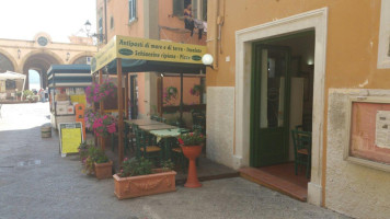 Pane E Pomodoro outside