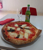 Comes Pizza E Cucina Napoletana food