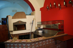 Pizzeria Roma Di Canarelli Ludovico inside