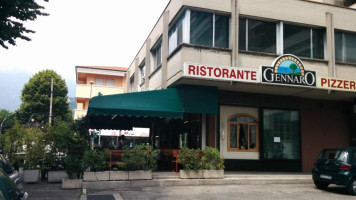 Pizzeria Da Gennaro outside