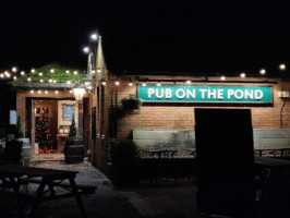 Pub On The Pond outside