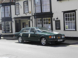 The Queens Head outside