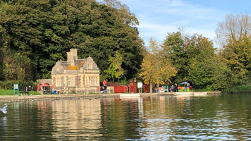 Swan Bourne Lake Tea Rooms outside