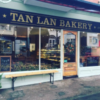 Tan Lan Bakery outside