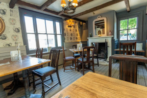 The Five Horseshoes food