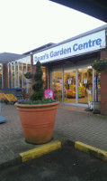 Dean's Garden Centre outside
