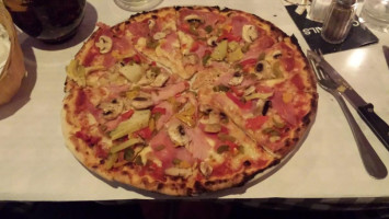 La Pizzarella 2 food