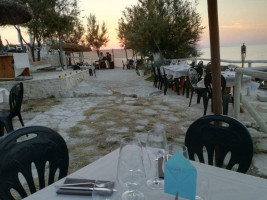 Caravanserraglio. A Le Mer Bahia Beach food