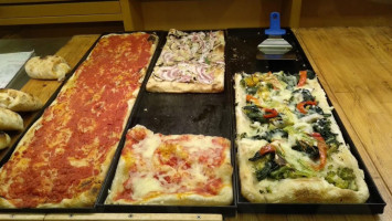 Al 26 – Pizzeria E Rosticceria food