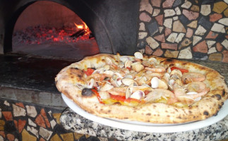 È Qui La Pizza Dei Fratelli De Sivo food