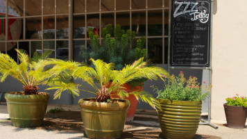 Zan Zara Zan Cafe outside