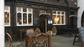 Magpie And Crown inside