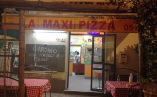 Maxi Pizza outside