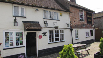 The Farriers Arms outside